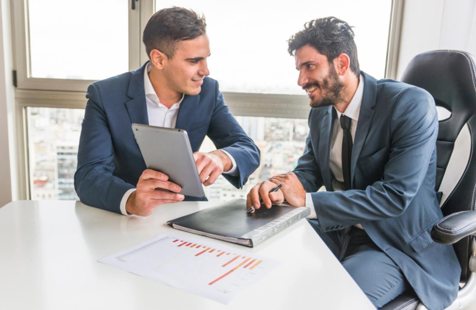 Sesión de trabajo en grupo sobre finanzas personales